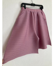 Load image into Gallery viewer, pleated extra wide shorts.