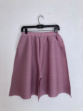 Load image into Gallery viewer, pleated extra wide shorts.